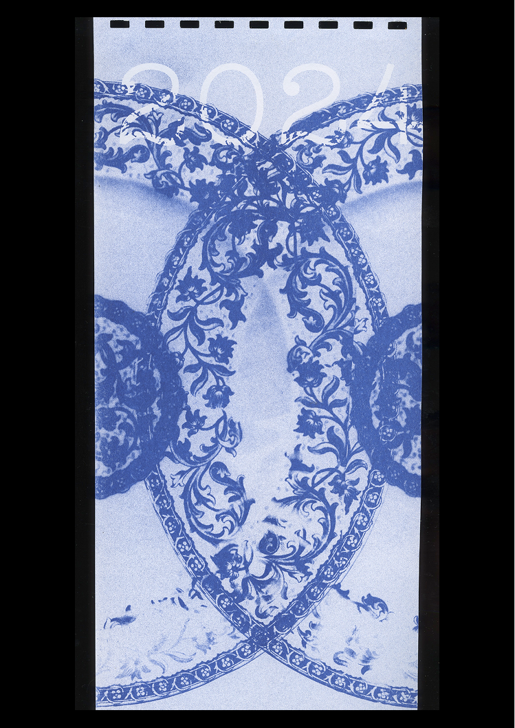 Couverture du calendrier avec impressions en risographie du service d'assiettes familial.