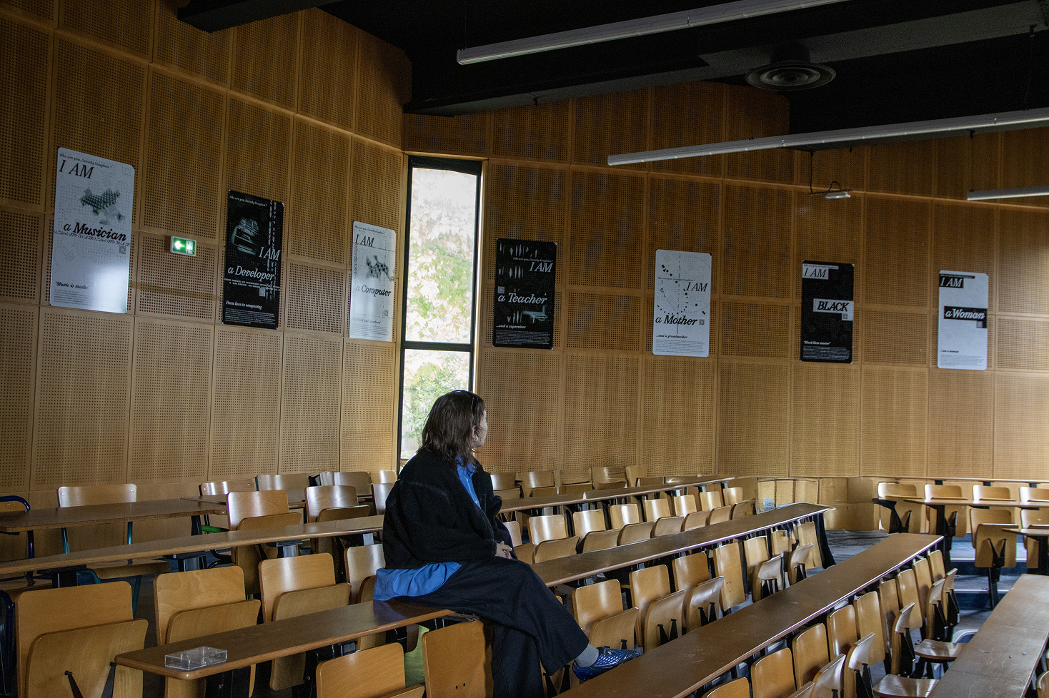 Photos des affiches in situ, avec celleux qui les ont conçues.