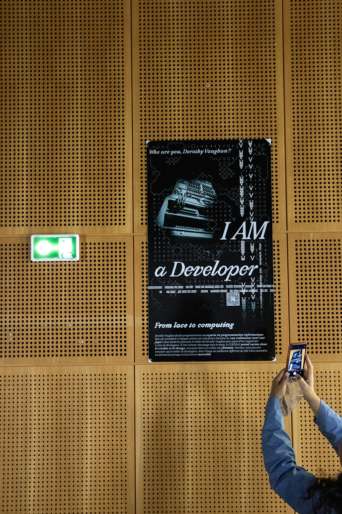 Photos des affiches in situ, avec celleux qui les ont conçues.