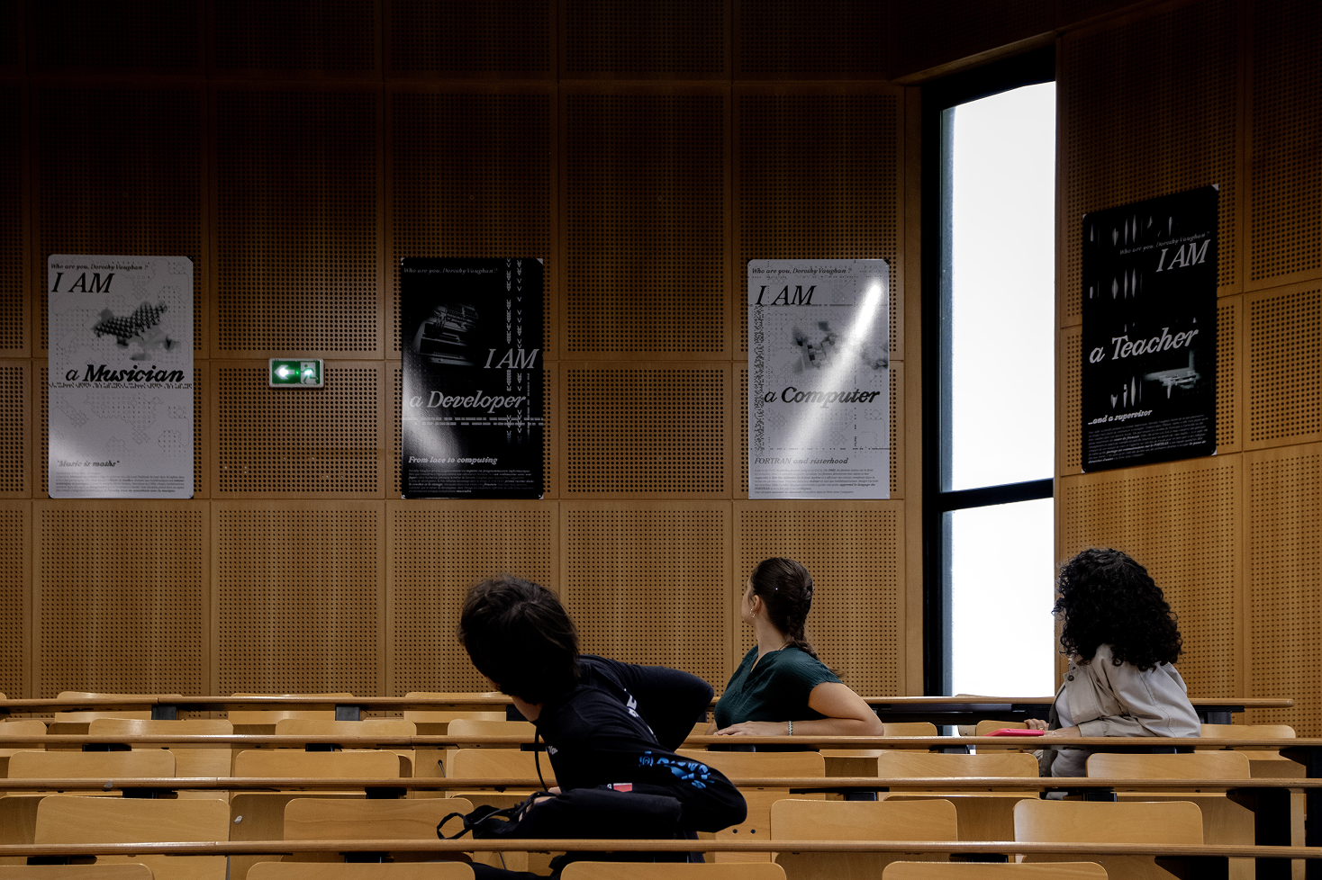 Photos des affiches in situ, avec celleux qui les ont conçues.