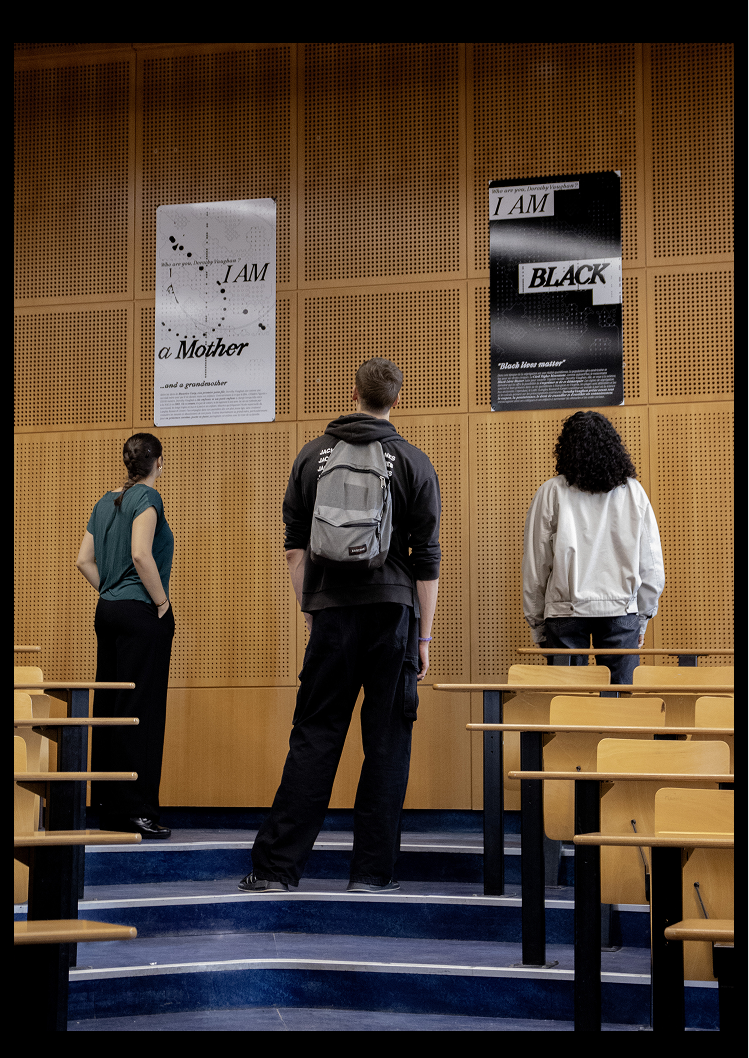 Photos des affiches in situ, avec celleux qui les ont conçues.