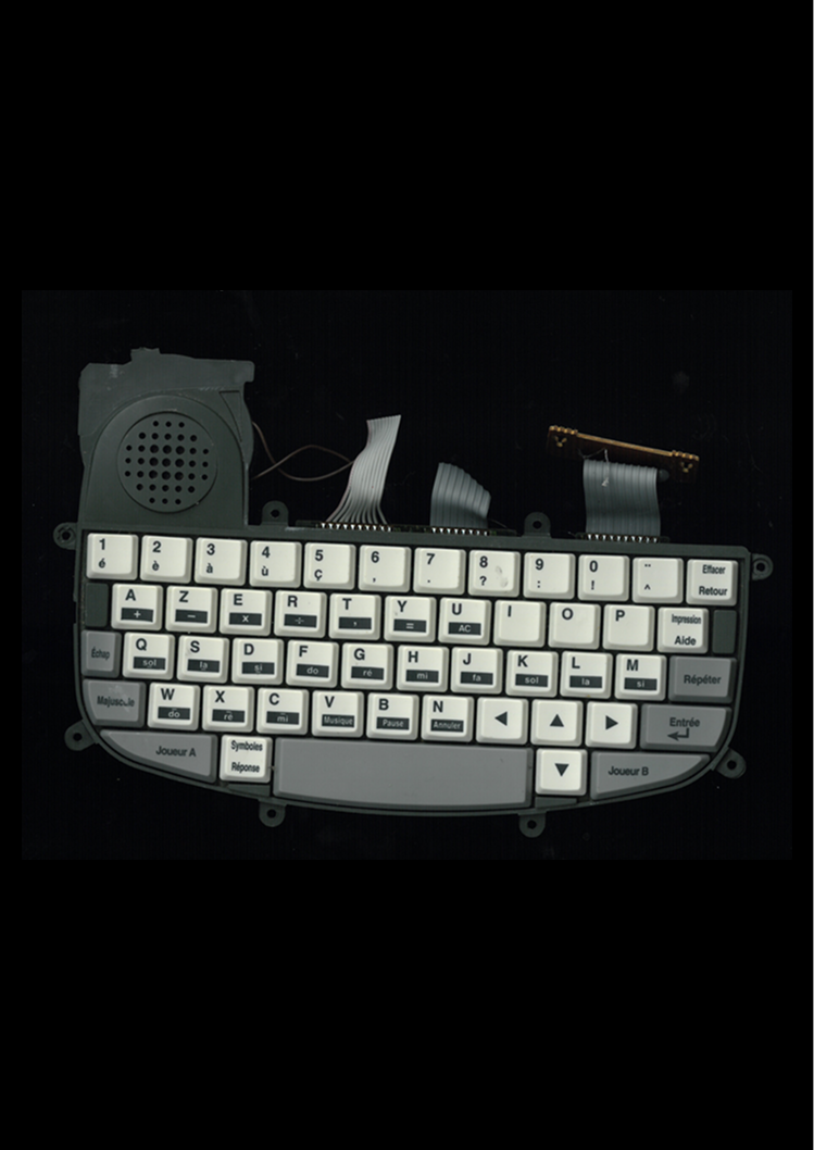 Conception de la couverture à partir de déchet numérique, ici un clavier sorti de déchetterie.
