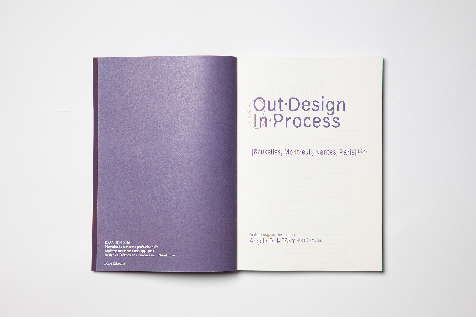 Out·Design In·Process. Première double page du mémoire de recherche.