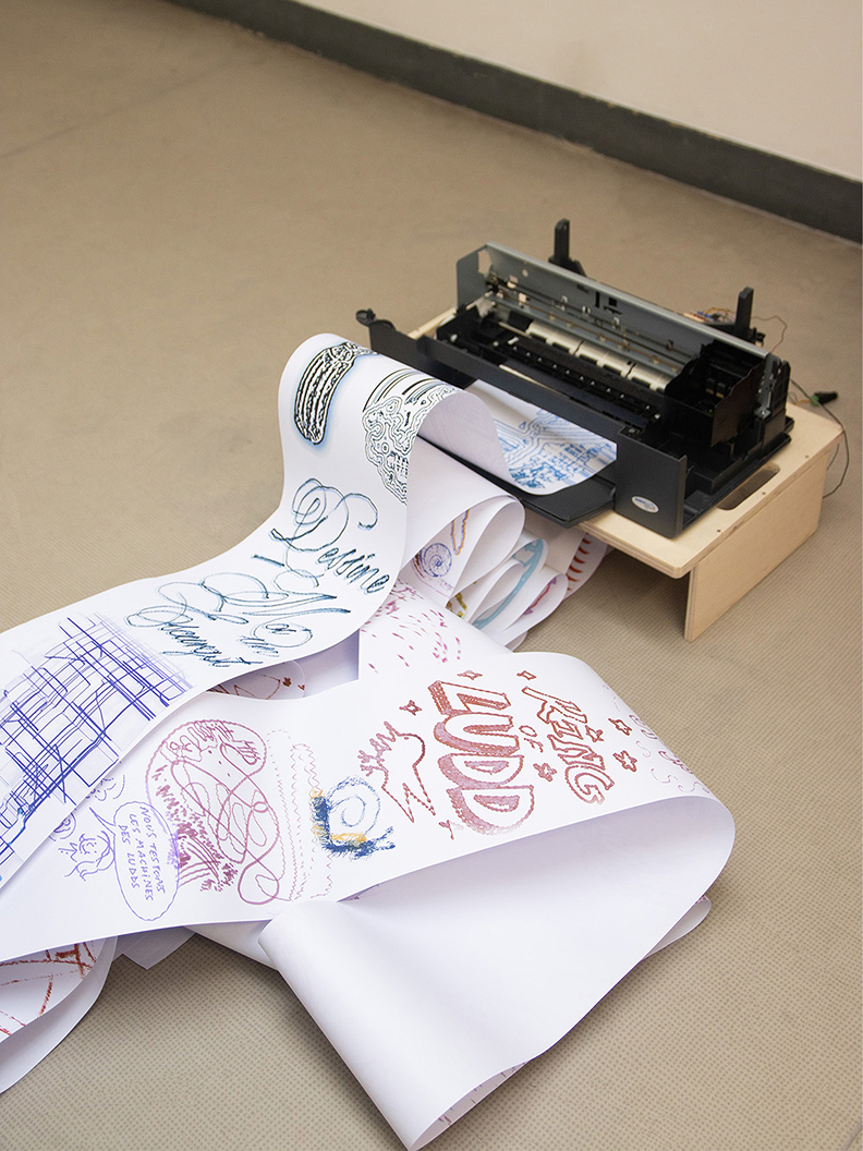 Restitution de 21 mètres de compositions des résultats de nos ateliers de machine à dessiner.